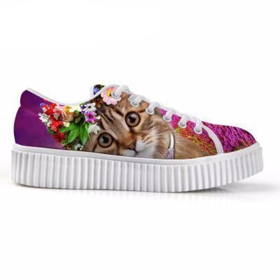 Uformell Katt Med Store Øyne Med Blomsterkronetrykk På Flate Plattformsko
